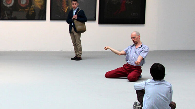 Performer in een interventie van Tino Seghal