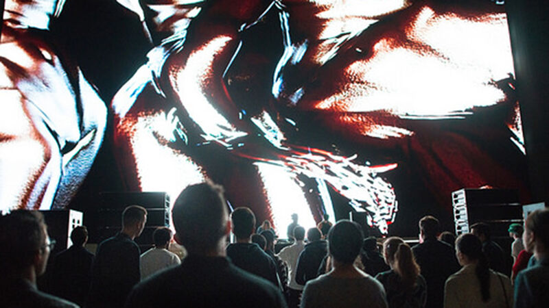 Visuals van Jesse Kanda tijdens een concert van Arca