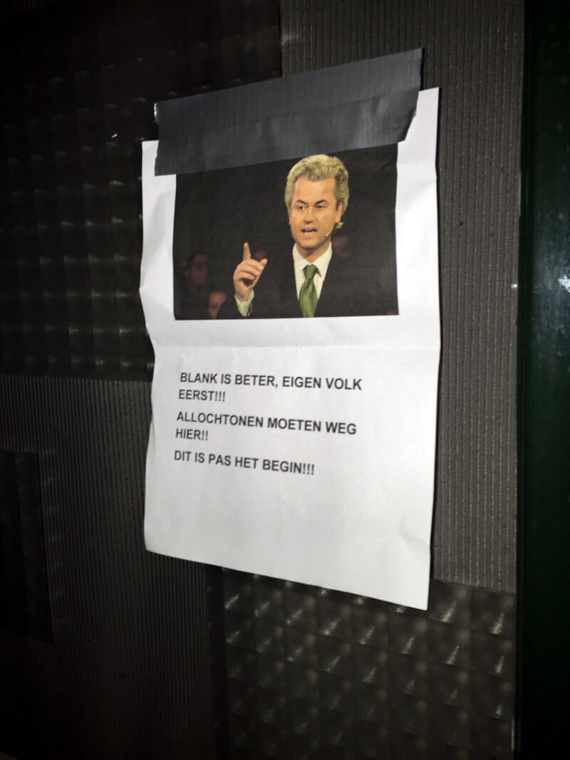 Het briefje dat de daders op de deur van een Somalisch gezin hingen na een aanval met vuurwerkbommen.