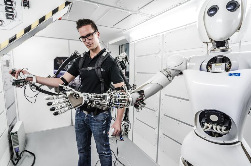 Interessant aan zo'n exoskelet is dat het pak zichzelf ondersteunt en meebeweegt met de drager. Zo krijg je bovenmenselijke krachten.