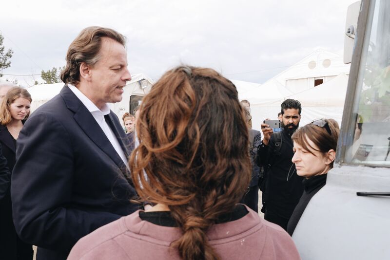Bert Koenders NL minister van BUZA praat met vrijwilligers op Idomini.