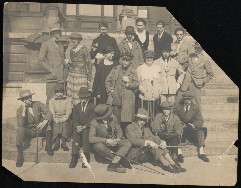Nelly en Theo van Doesburg tijdens een bijeenkomst van constructivisten en dadaïsten in september 1922