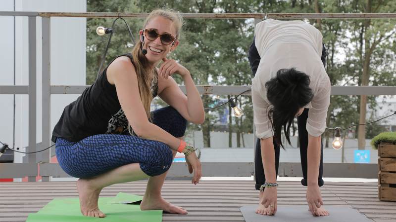 Nina De Man maakte de camping van Pukkelpop wakker met een deugddoende yogasessie. Zij trakteerde Ilse Liebens dan ook op een kleine introductie op yoga.