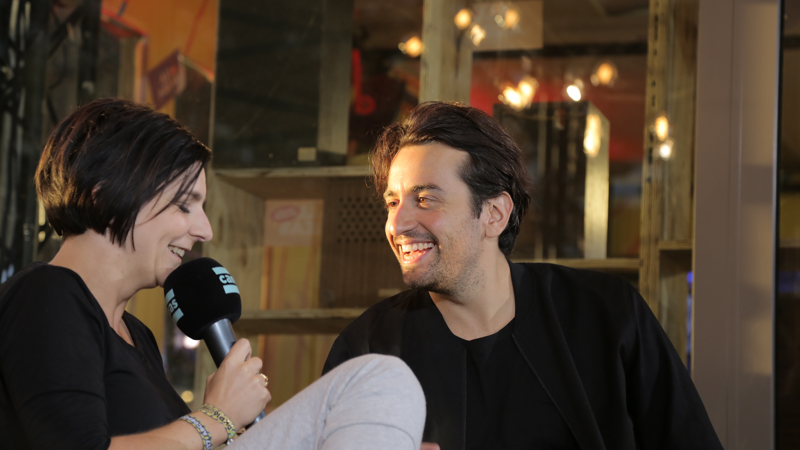 De zon ging onder en Dotan verscheen. Een lachje na een geslaagd concert - én tijdens een amusant interview - kon er uiteraard bij.