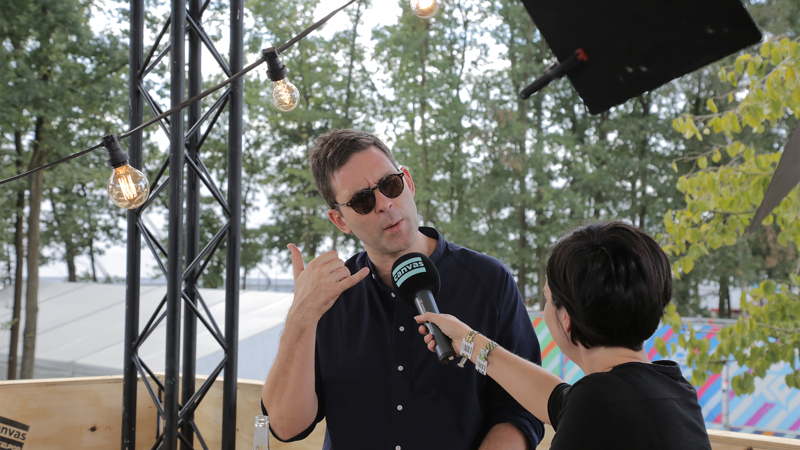 Een telefoontje? Nee hoor, Jamie Lidell beeldt gewoonweg graag delen van een interview uit.