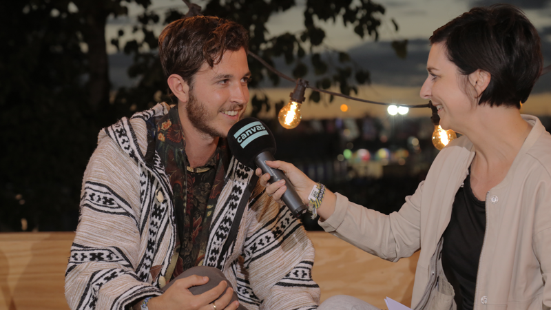 Op zaterdag sloot Oscar and the Wolf de main stage van Pukkelpop af. Maar voor Max Colombie en co. het podium beklommen, voelde Ilse de zanger even aan de tand.
