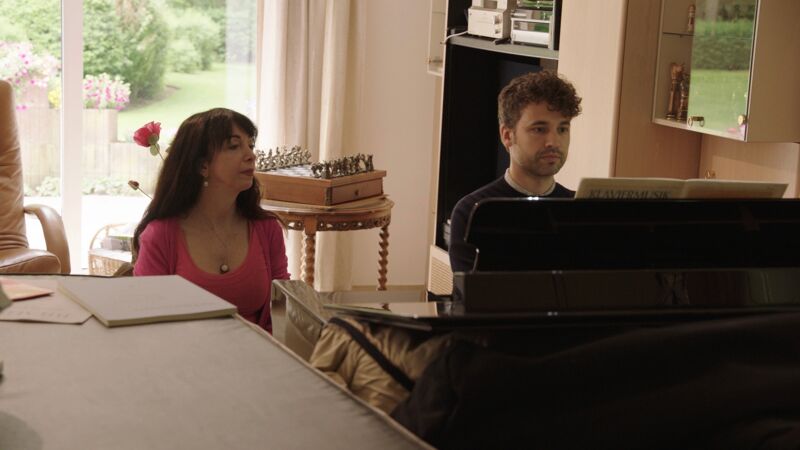 Thomas krijgt les van Eliane Rodrigues