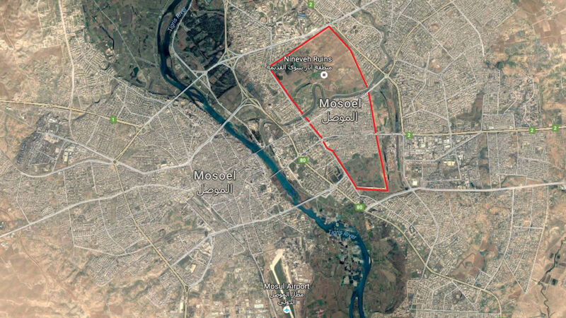 Mosul; de rode lijn geeft de ruïnes aan van het oude Nineve
