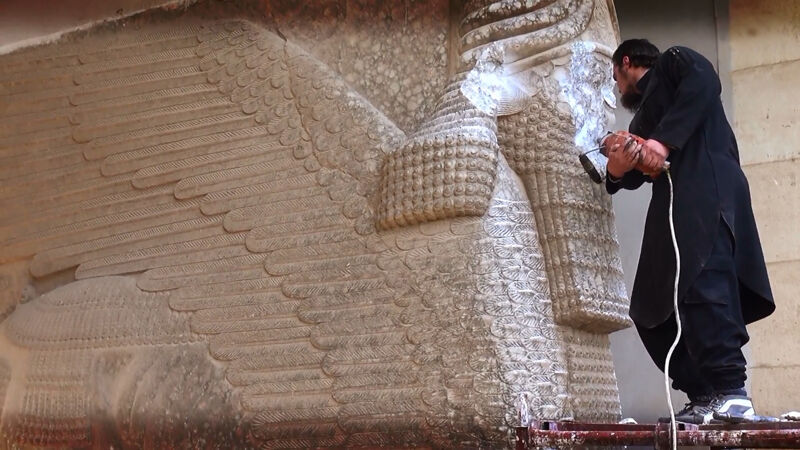 IS-aanhanger vernielt Assyrisch beeld