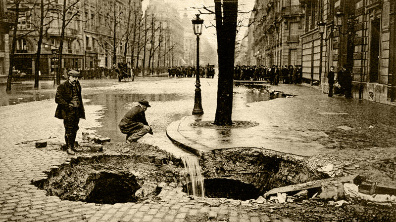 Het water sijpelt weg via scheuren in het wegdek op de Boulevard Haussmann