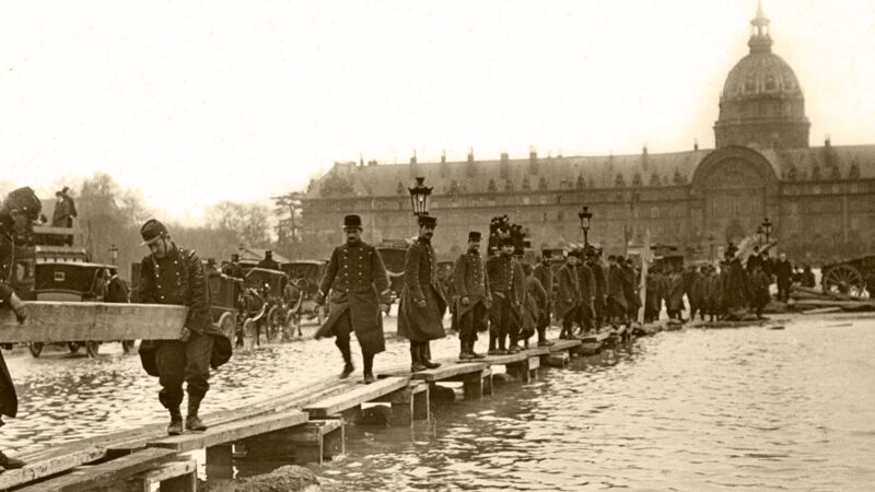 Soldaten leggen een passerelle aan nabij het Hôtel des Invalides