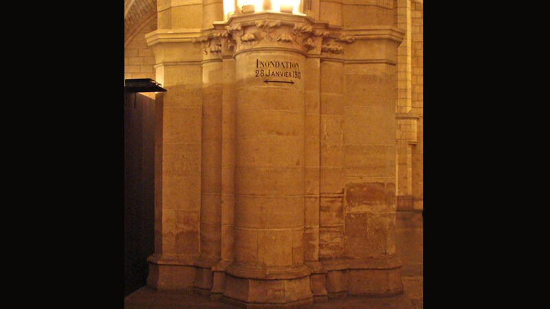 Op een pijler in de grote zaal van de Conciergerie op het Île de la Cité zie je het niveau van het water op 28 januari 1910