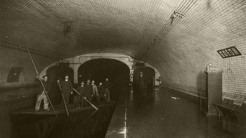 Varen door het metrostation Odéon