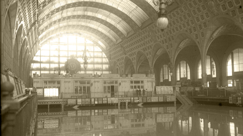 De overstroomde stationshal van Gare d'Orsay