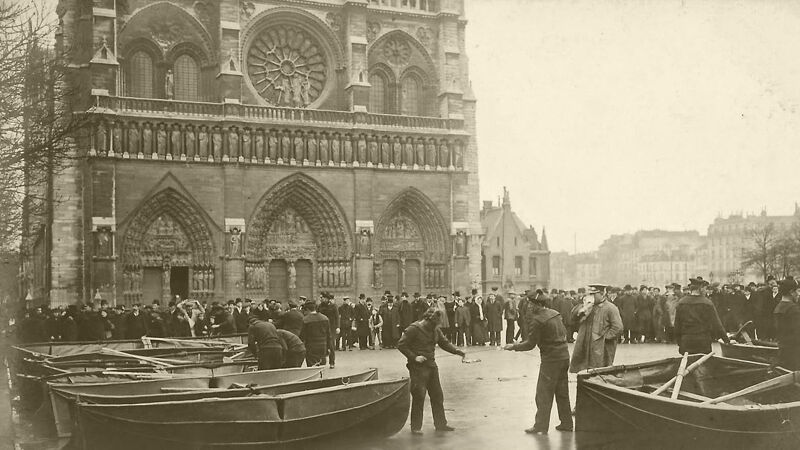 Marinesoldaten leggen reddingsbootjes klaar voor de Notre-Dame