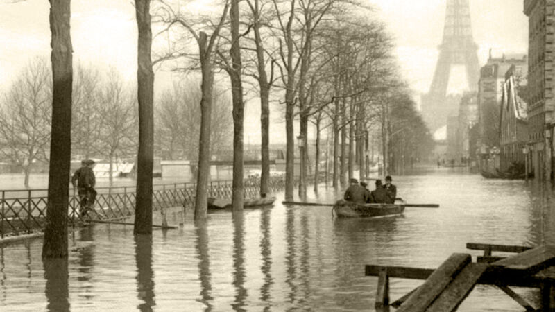 Bootje varen nabij de Eiffeltoren