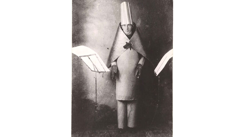 Hugo Ball in het Cabaret Voltaire (1916), verkleed als een soort kubistische bisschop