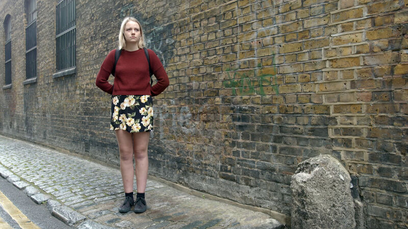 Londense vrouw in minirok