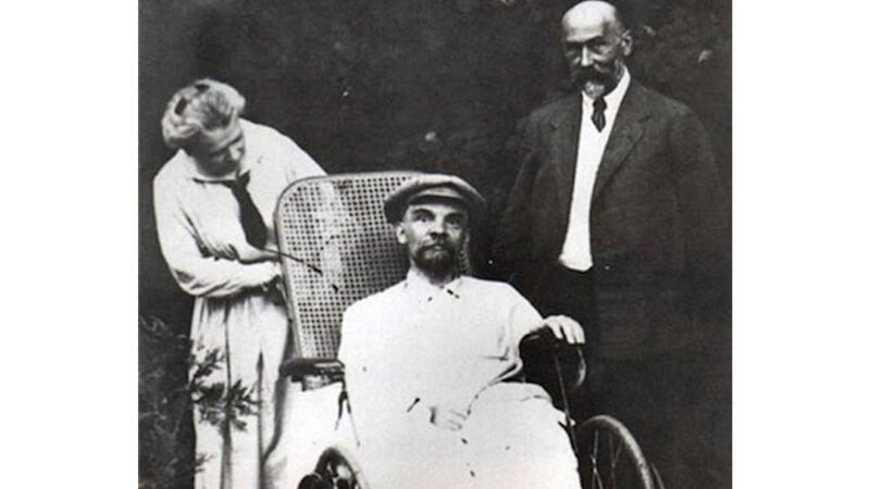 Maria bij haar broer Lenin in 1923, enkele maanden voor zijn dood.