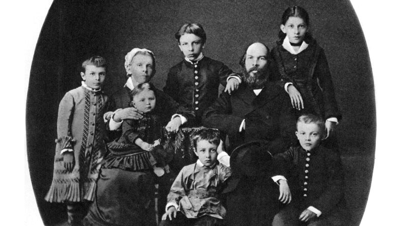 De familie Oeljanov in 1879: Vladimir (Lenin) zit uiterst rechts, Maria zit op de schoot van haar moeder