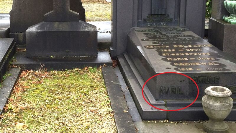Het zogenaamde graf van Ivan Denovian. Let op de familienaam ernaast: Avril