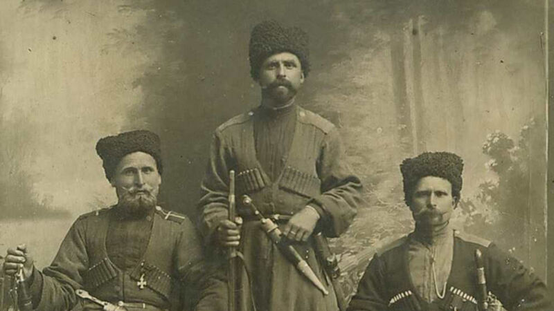 Drie Koeban-Kazakken poseren met wapens