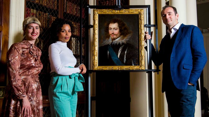 Curator Pippa Stephenson van de Glasgow Museums en de tv-presentatoren van 'Britain's Lost Masterpieces' Emma Dabiri en Bendor Grosvenor bij het schilderij