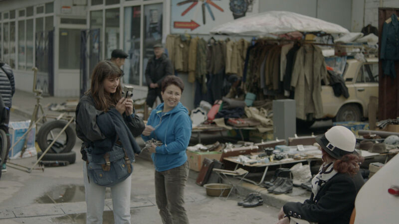 Lara Gasparotto fotografeert een dame op een rommelmarkt in Kiev