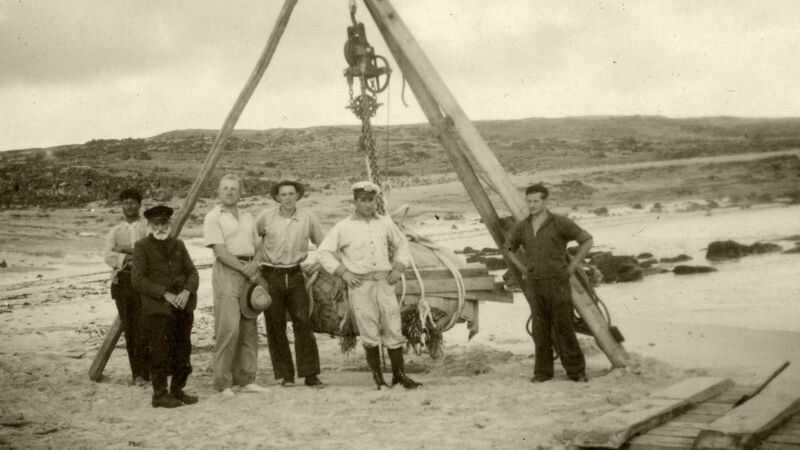 Takelinstallatie om de beelden op te hijsen. De Belgische archeoloog Henri Lavachery is de man met de hoed in de hand.