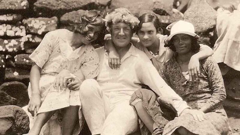 Henri Lavachery in het charmante gezelschap van enkele Pascuaanse vrouwen.