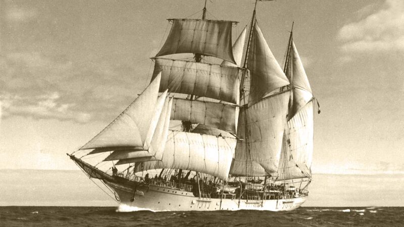 De Mercator, een driemaster-barkentijn, met volle zeilen op zee.