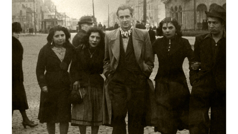 Jan met zigeunervrienden omstreeks 1943.