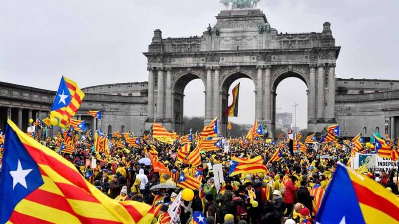 Triomfboog van het Jubelpark (met Catalaanse betogers)