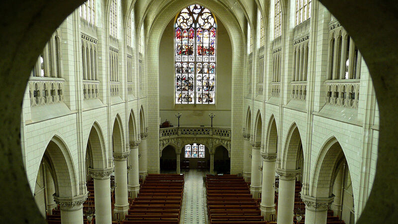 Interieur van de kloosterkerk, geïnspireerd op de Lierse Sint-Gommarus