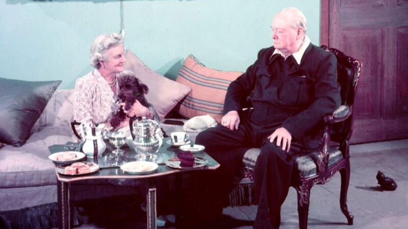 Churchill en zijn vrouw Clementine aan de thee