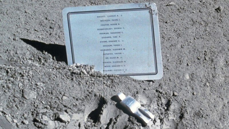 Fallen Astronaut met de gedenkplaat op de maan