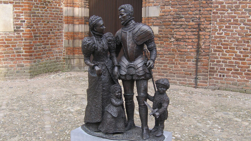 Anna en Willem met hun kinderen Maria en de kleine Filips Willem, beeldengroep in Buren