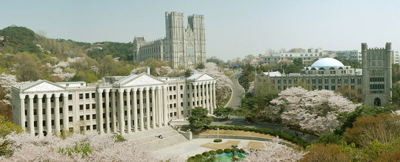 Campus van de Kyung Hee University, Seoel: rechts de bibliotheek, links het centrale universiteitsgebouw en achteraan de Peace Hall