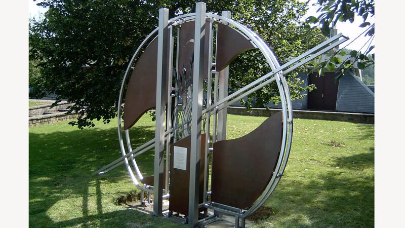 Saturnus, in het centrum van Gembloers