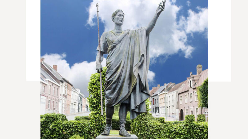Beeld van Caesar op het Romeins Plein in Velzeke