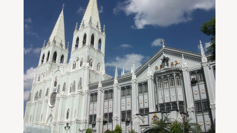 Voorgevel van de Basilica de San Sebastian (Manilla) en het college, dat ernaast ligt