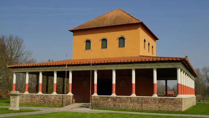 Reconstructie van een Gallo-Romeinse tempel, gelijkaardig aan die in Velzeke