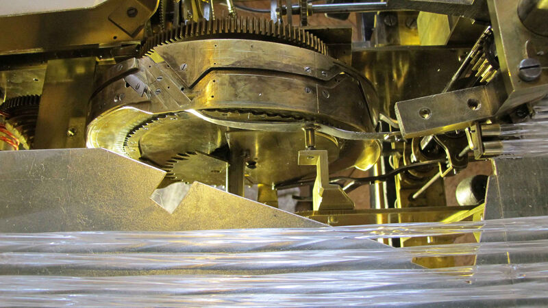 Een blik op het inwendige mechanisme; onderaan de glazen cilinders.