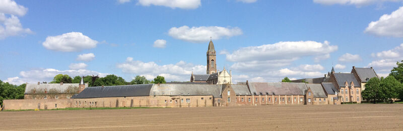 De abdijgebouwen, gezien vanuit het zuiden