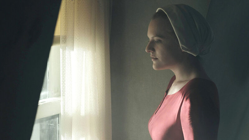 Handmaid Offred in een scène à la Vermeer