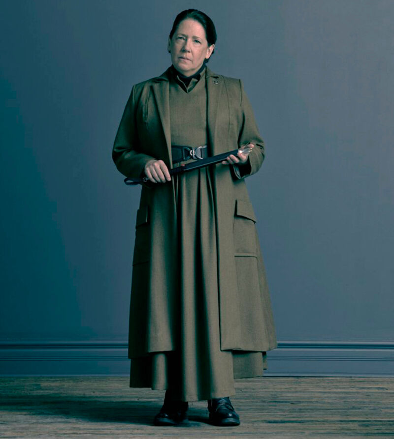 Aunt Lydia, gekleed in een lange 'soutane'