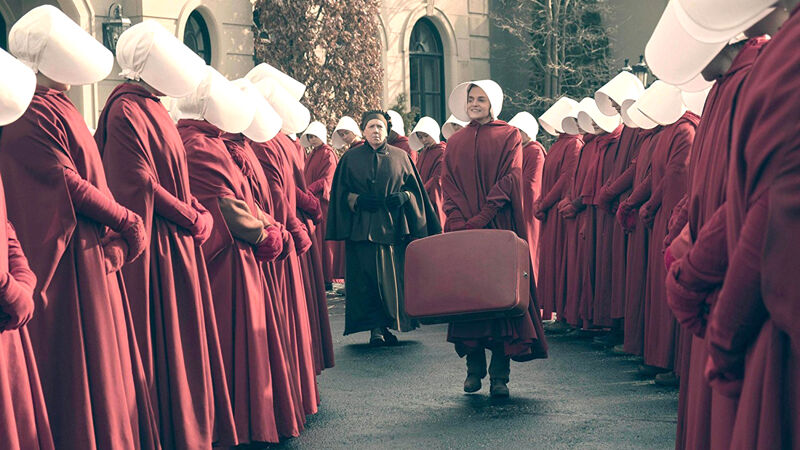 Handmaids met hun typische rode mantels met witte kappen