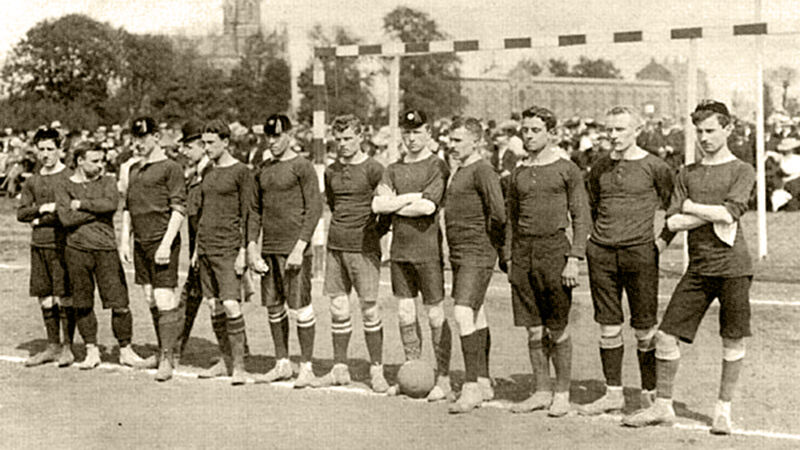 Belgische ploeg die in 1906 tegen Nederland won. Torten Goetinck staat uiterst rechts
