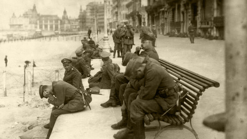 Soldaten rusten uit op de zeedijk