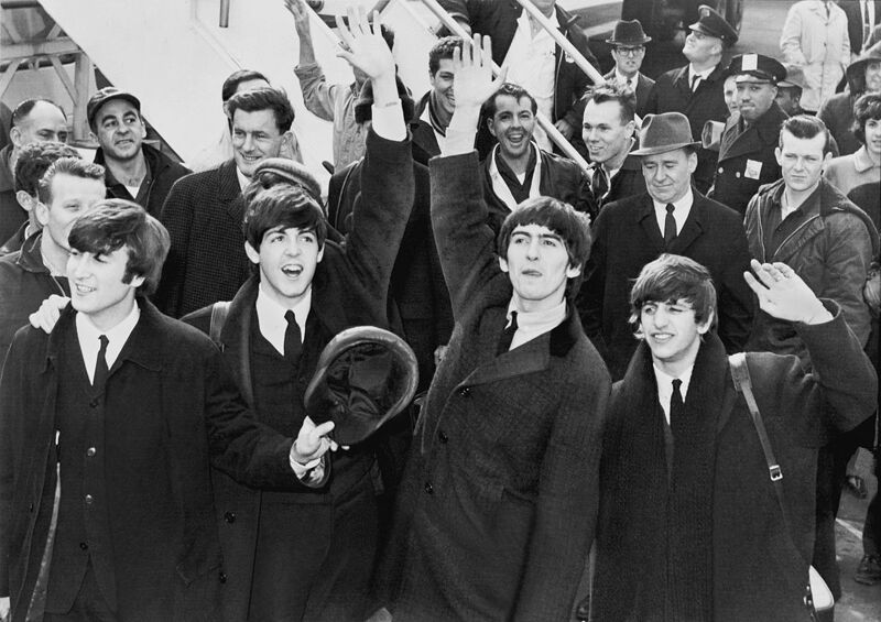 The Beatles zwaaien naar hun fans op Kennedy Airport.